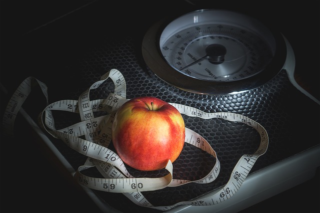 jablko s metrem na váze