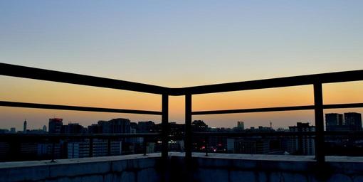Balkón, výhľad na mesto, západ slnka